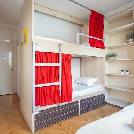 Hostel Urban &